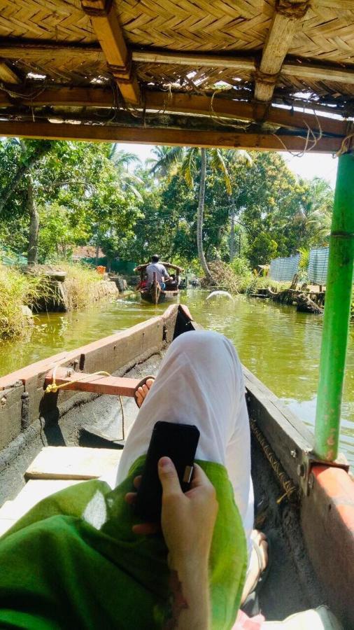 Abru'S Holidays International Travelers Alappuzha 외부 사진