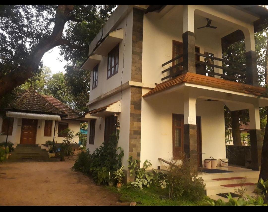 Abru'S Holidays International Travelers Alappuzha 외부 사진