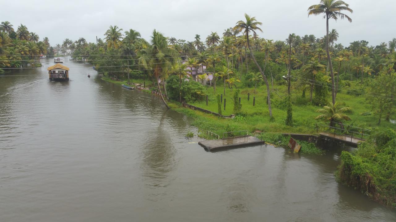 Abru'S Holidays International Travelers Alappuzha 외부 사진