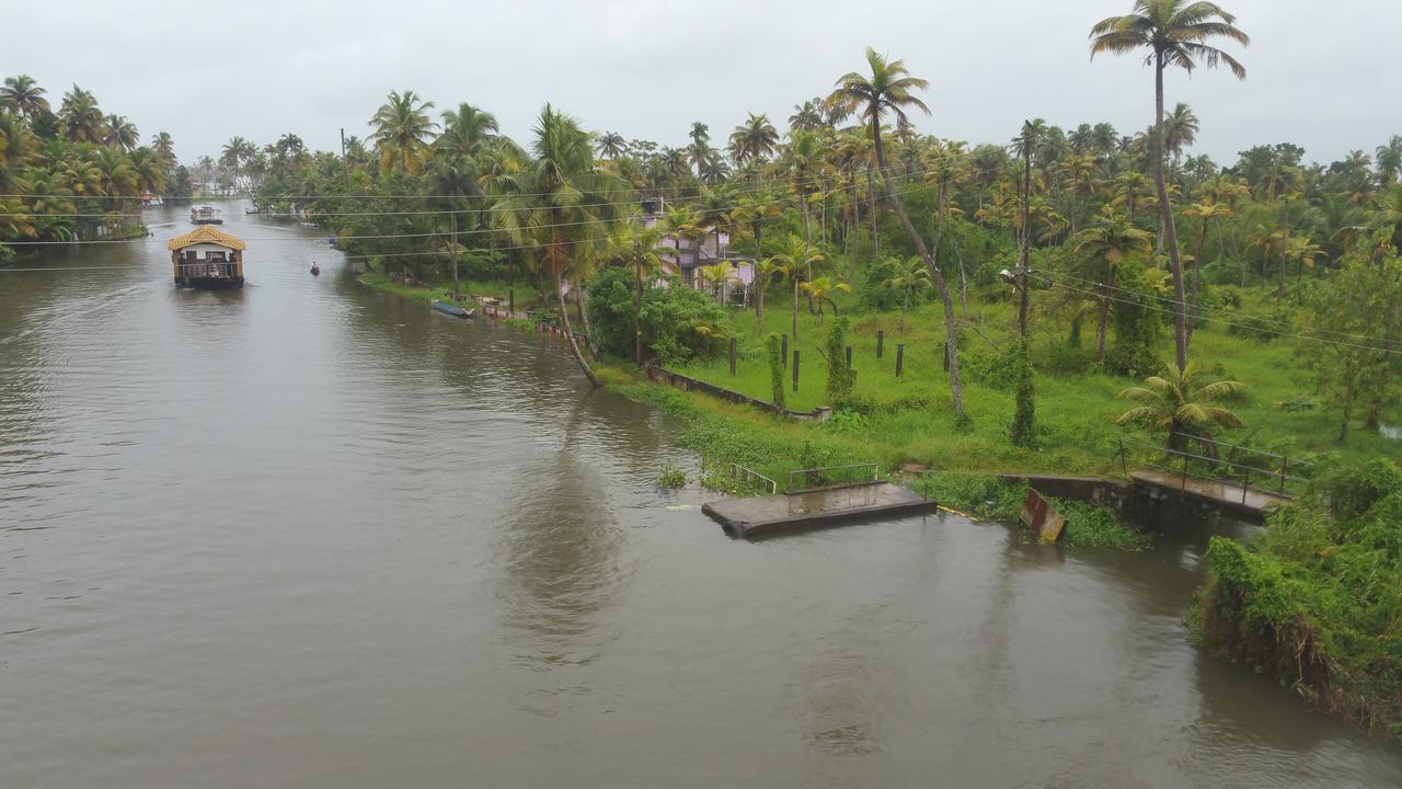 Abru'S Holidays International Travelers 호텔 Alappuzha 외부 사진