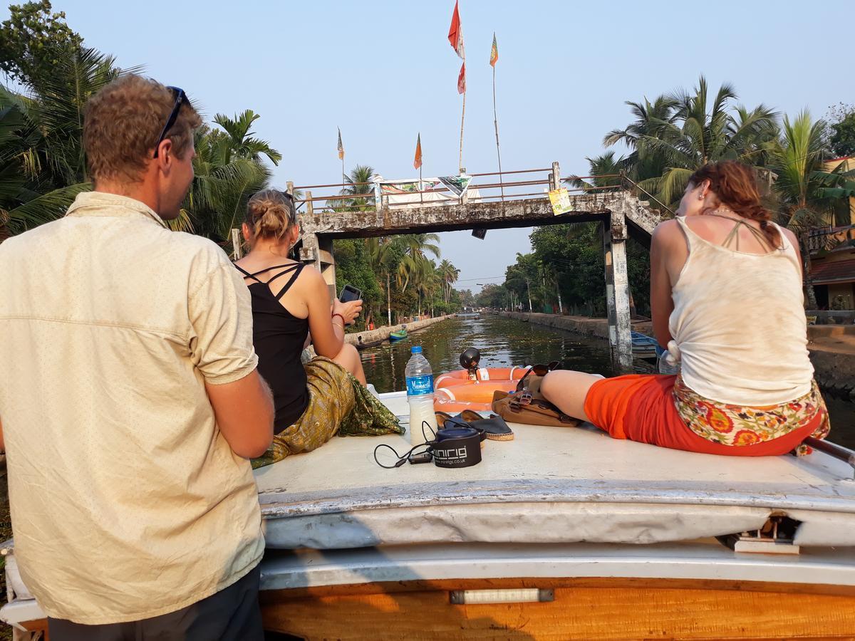 Abru'S Holidays International Travelers Alappuzha 외부 사진