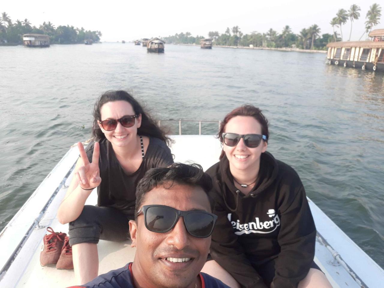 Abru'S Holidays International Travelers Alappuzha 외부 사진