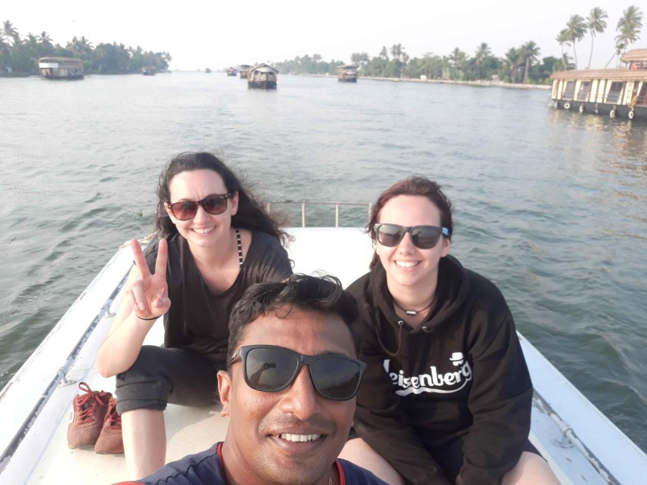 Abru'S Holidays International Travelers 호텔 Alappuzha 외부 사진